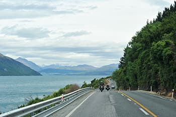 湖畔の道をライディング