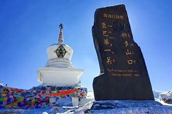 チベット仏教のチョルテンが建つ折多山峠