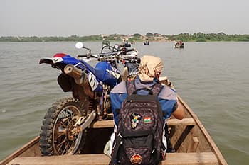 小舟にバイクを乗せて対岸へ