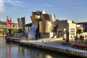 ビルバオを代表する建築物グッゲンハイム美術館