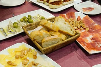 スペインではタパス料理も楽しみ