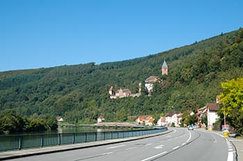 ネッカー渓谷には古城が多く点在する