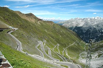 つづら折れの続くステルヴィオ峠への道