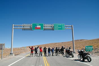 チリ国境にて。3カ国を巡ります