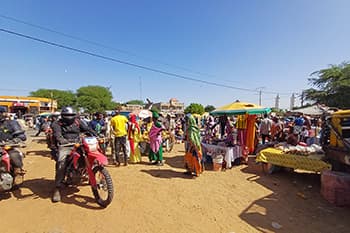 ローカルの市場はとてもカラフルです
