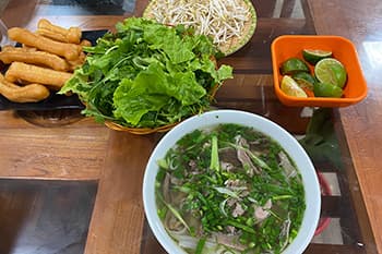 朝食は有名なフォーを