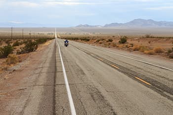 モハベ砂漠を貫く一本道