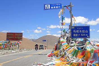 峠には必ず祈りのタルチョがはためく