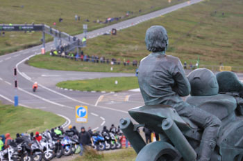 レーサーを見守るジョイ・ダンロップ像