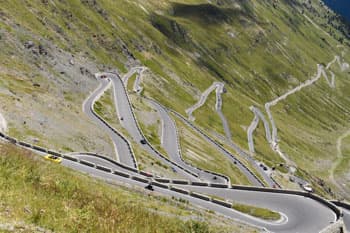 48の九十九折が続くステルビオ峠への道