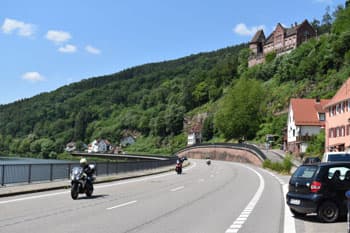 ネッカー渓谷には古城が点在
