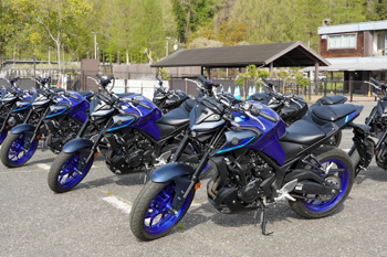 講習車両：MT-25（公道走行時にはミラーが取付きます）