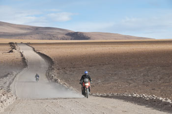 アンデス山中に続く豪快なフラットダート