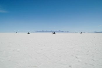 ウユニ塩湖では360°広がる真っ白な大地を走ります