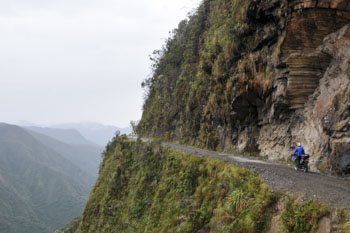 ユンガスの道、通称デスロードは断崖絶壁