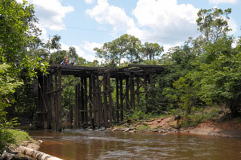 いくつもの朽ちかけた橋を渡ります
