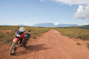 ベネズエラに入りロライマ山を臨みます