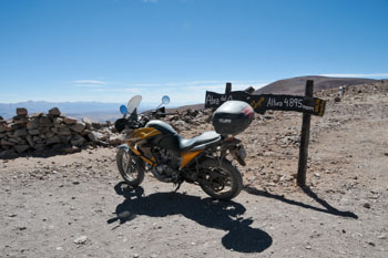 標高4895mのラ・ポマ峠