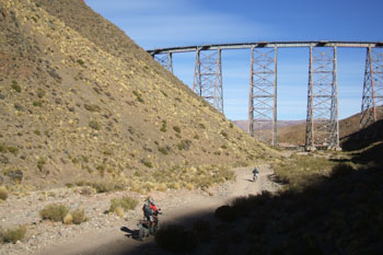 雲の列車が通るラ・ポルボリージャ鉄橋