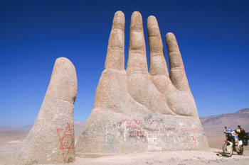 アタカマ砂漠に突如現れるアート、ハンド・オブ・デザート