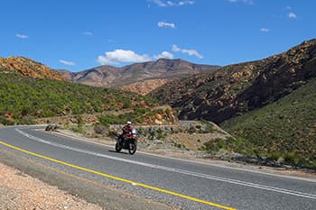 ダイナミックな風景と豪快なワインディグルートも