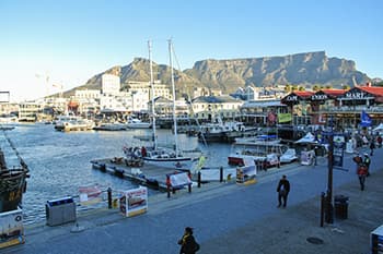 ケープタウンのウォーターフロントとテーブルマウンテン