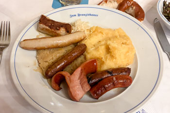 いろいろな味が楽しめるソーセージ盛り合わせ