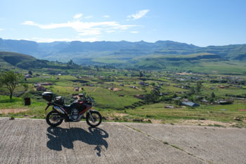 ドラケンスバーグ山脈と麓の村