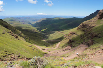 急登の九十九折が続くサニ・パス