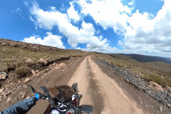 空へと続くような道