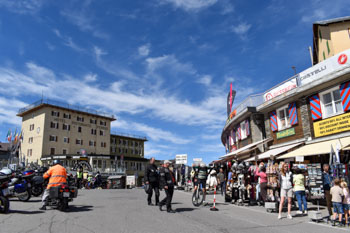 観光客で賑わうステルヴィオ峠