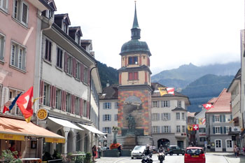 ウイリアムテルの像が立つアルトドルフの街並