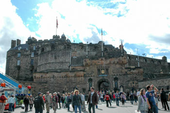 観光客の多いエジンバラ城