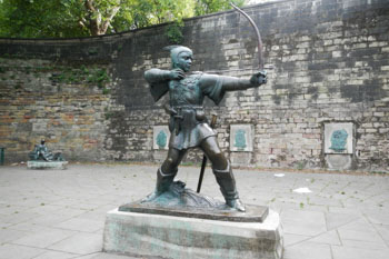 ノッティンガムに立つロビンフッド像