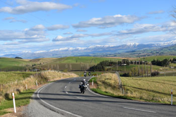 雄大な景色の中をツーリング