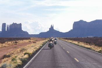 モニュメントバレーを行く