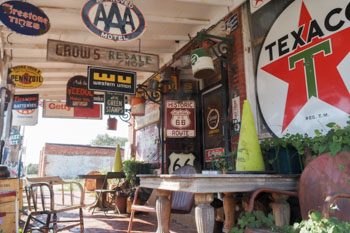 味のあるアンティークショップ