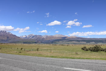 サザンアルプスの麓を走ります