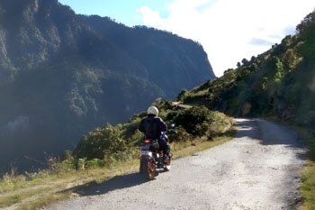 スリル満点の深い谷