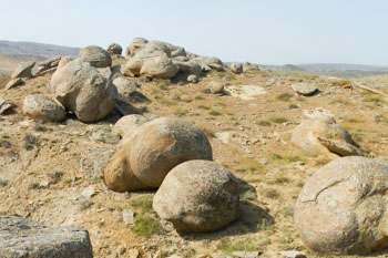 ボール型の巨石が無数に転がる渓谷