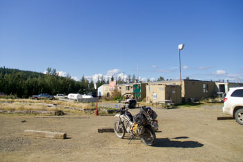 無人地帯のキャンプ地で休息
