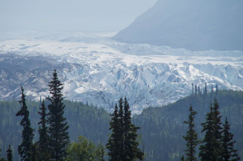巨大なマタヌスカ氷河を望む