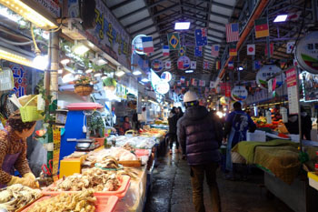 市場散策も楽しみの一つ