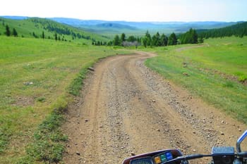 果てしなく広がる山並みへの道