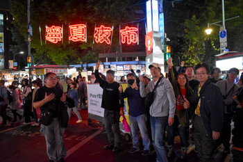 皆で夜市散策に出発！